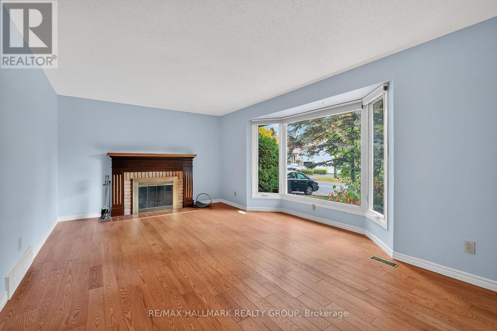 1415 Plumber Avenue, Ottawa, Ontario  K1K 4B2 - Photo 3 - X12485358