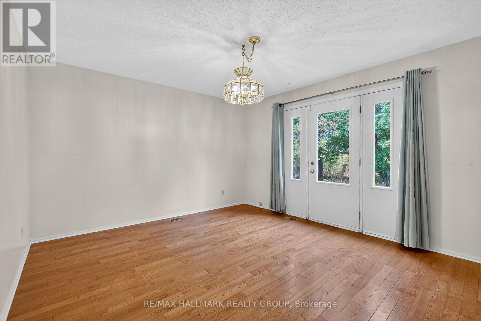 1415 Plumber Avenue, Ottawa, Ontario  K1K 4B2 - Photo 7 - X12485358