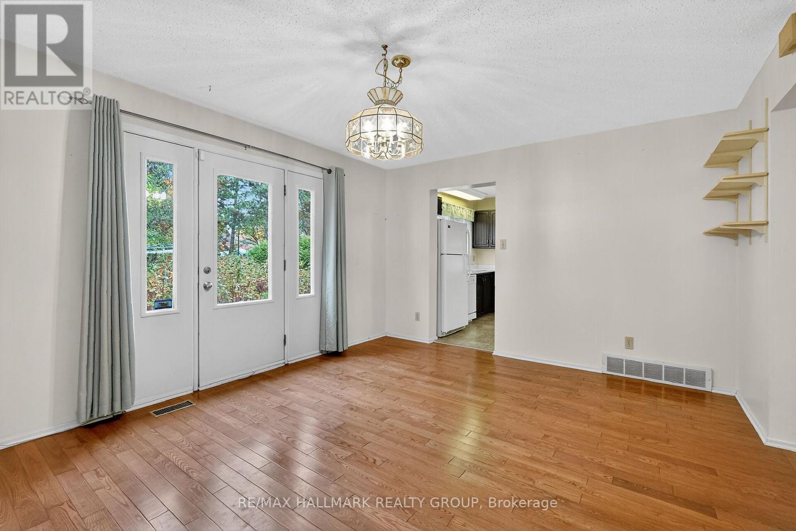 1415 Plumber Avenue, Ottawa, Ontario  K1K 4B2 - Photo 9 - X12485358