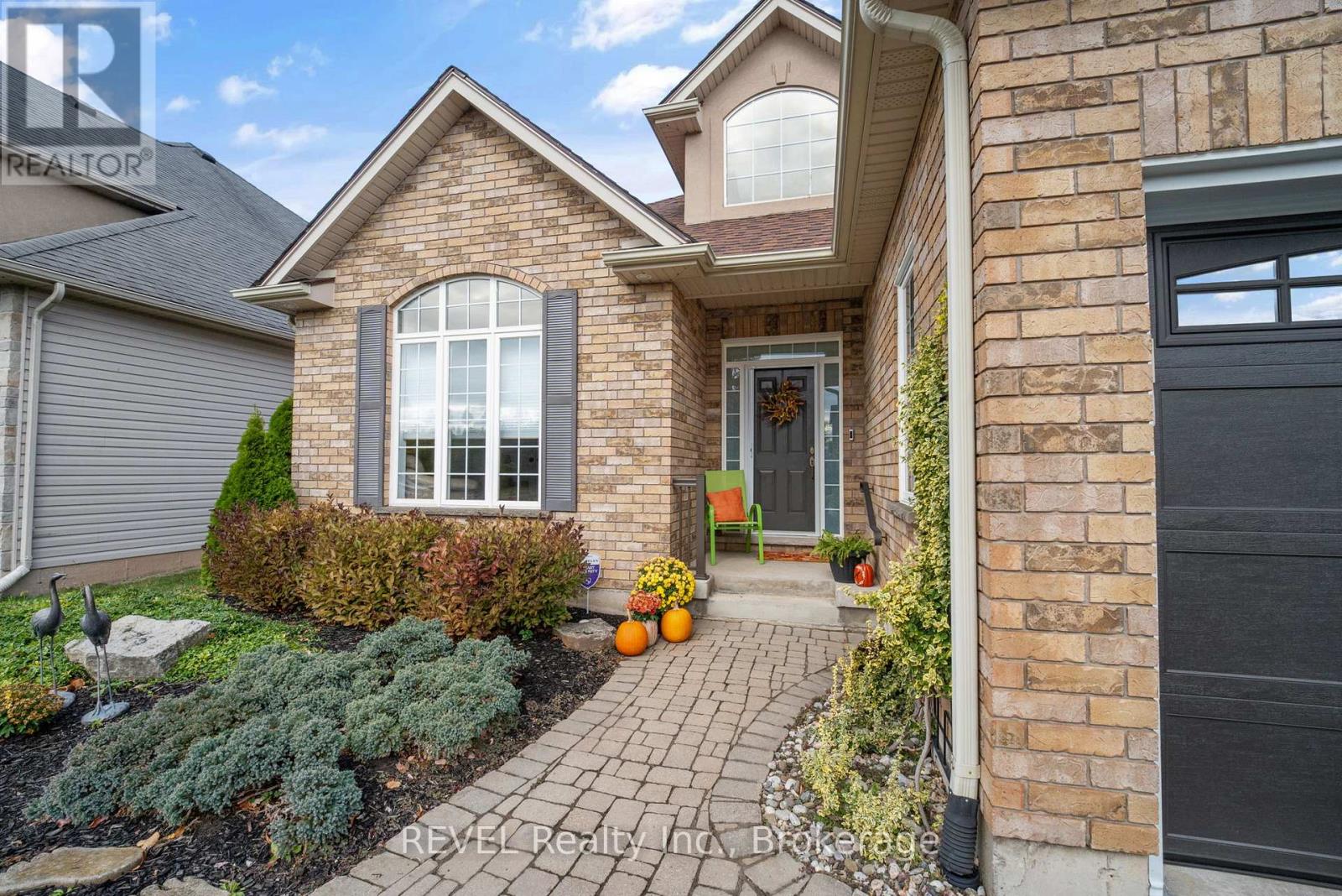 404 Jordyn Drive, Fort Erie, Ontario  L2A 6T6 - Photo 3 - X12485366