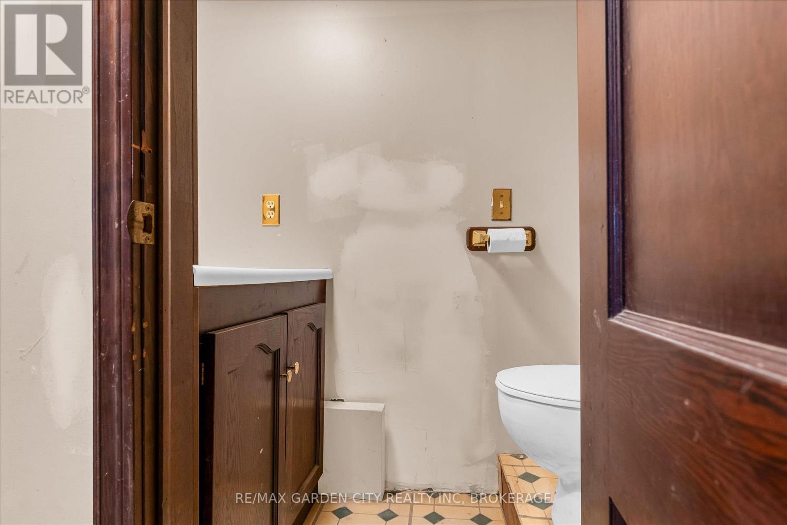 16 Ida Street, St. Catharines (E. Chester), Ontario  L2R 3X4 - Photo 16 - X12485392