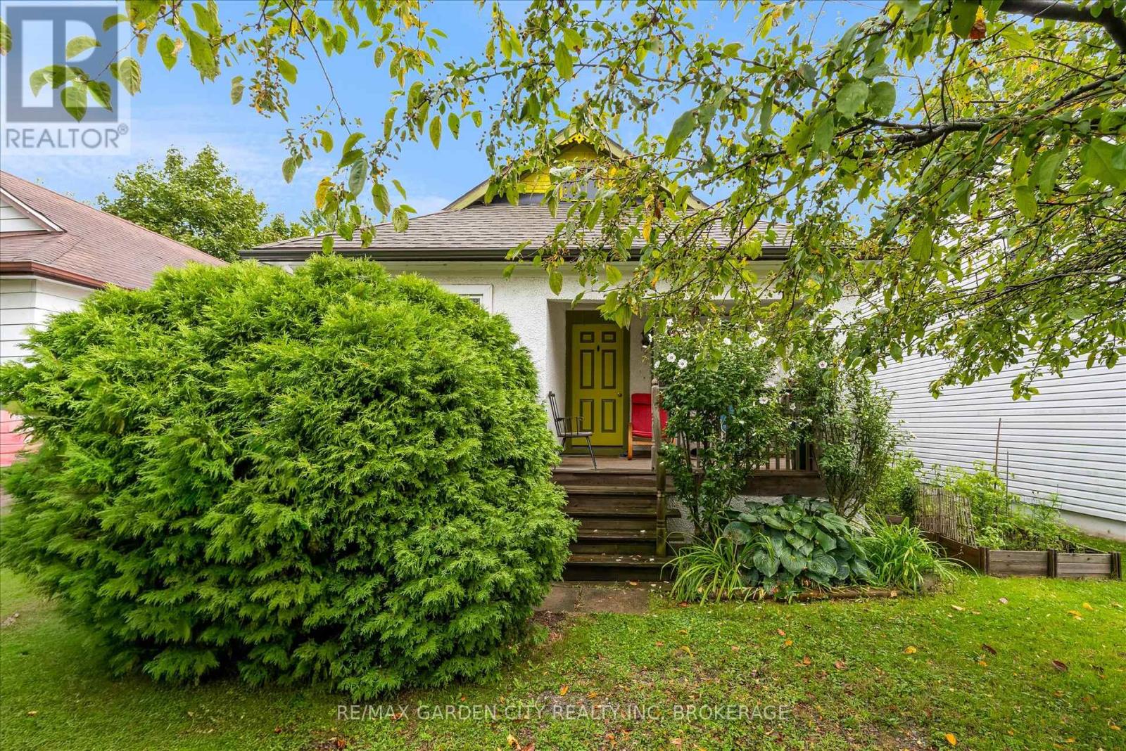 16 Ida Street, St. Catharines (E. Chester), Ontario  L2R 3X4 - Photo 2 - X12485392