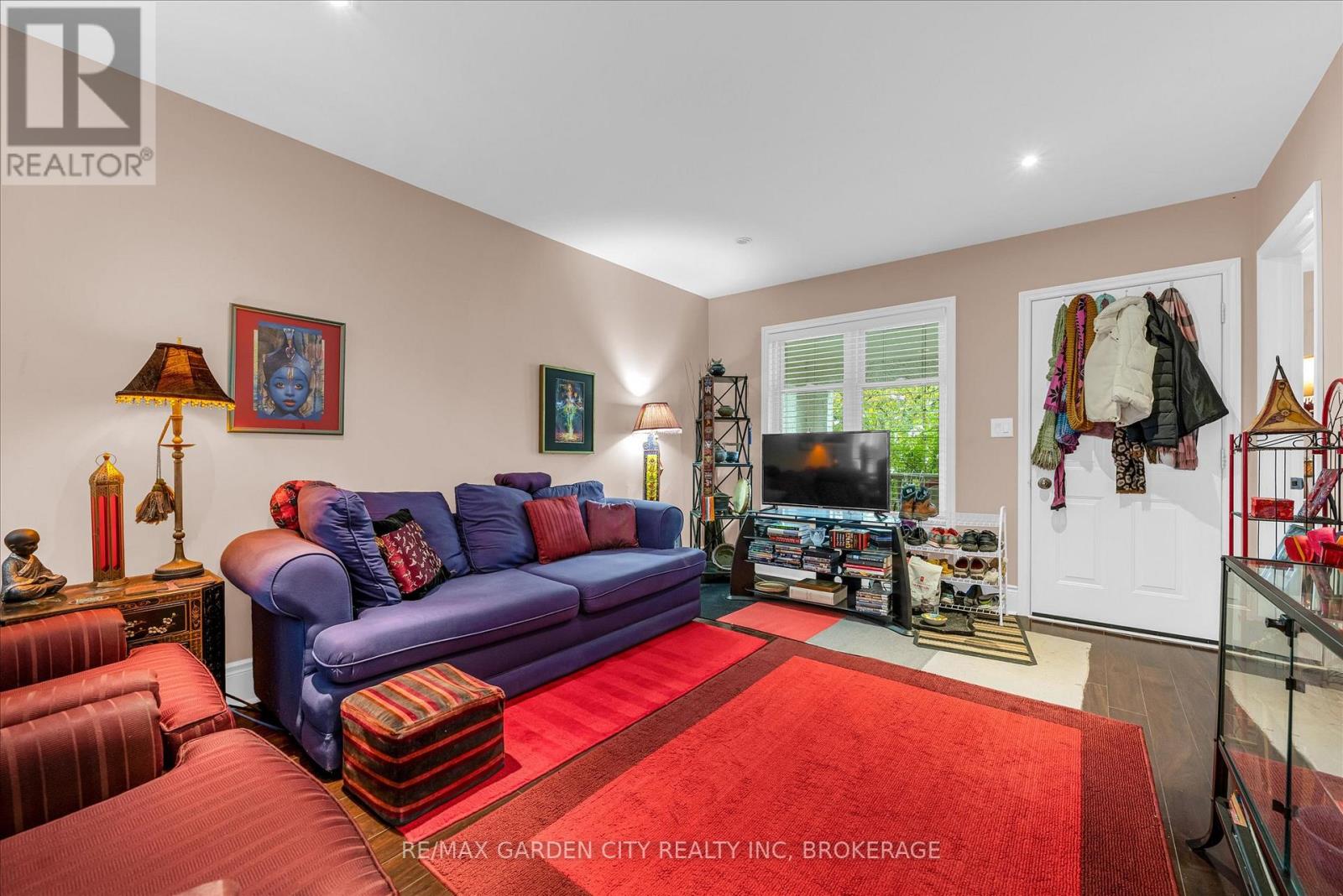 16 Ida Street, St. Catharines (E. Chester), Ontario  L2R 3X4 - Photo 4 - X12485392