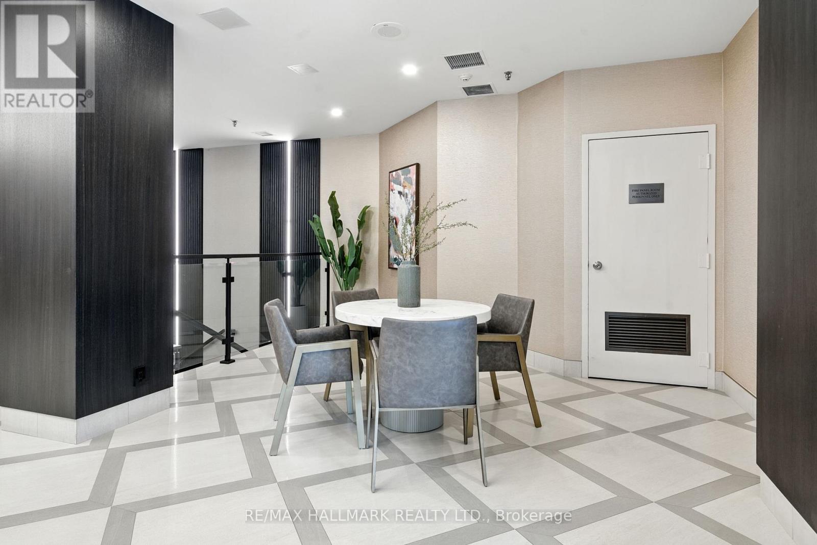 2002 - 215 Wynford Drive, Toronto, Ontario  M3C 3P5 - Photo 5 - C12485245