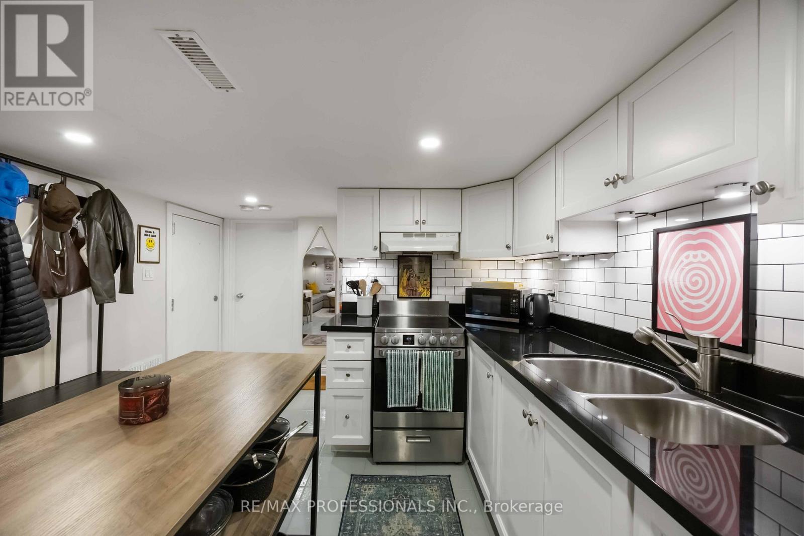 Basement Unit - 2 Afton Avenue Nw, Toronto, Ontario  M6J 1R7 - Photo 17 - C12485281