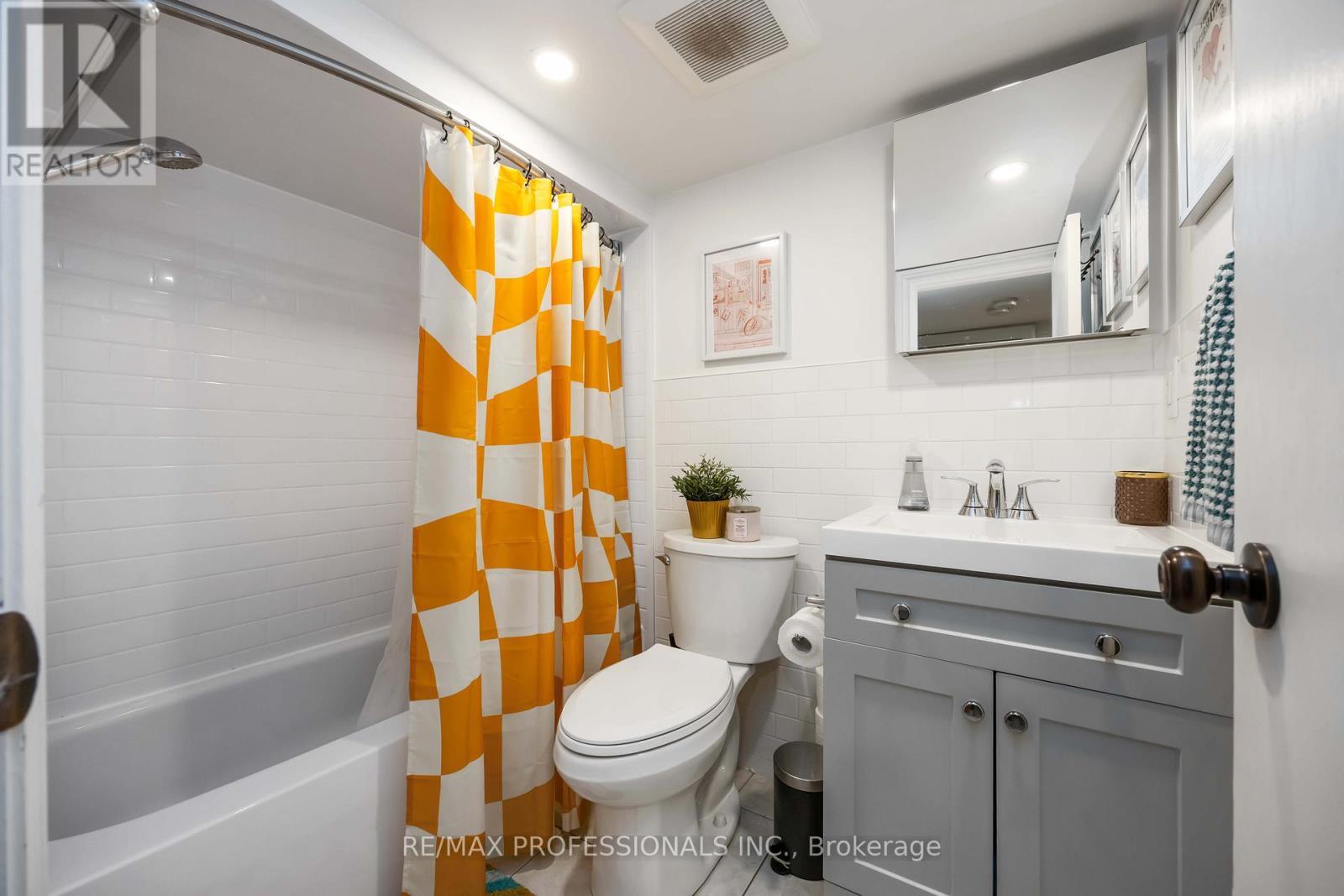 Basement Unit - 2 Afton Avenue Nw, Toronto, Ontario  M6J 1R7 - Photo 24 - C12485281