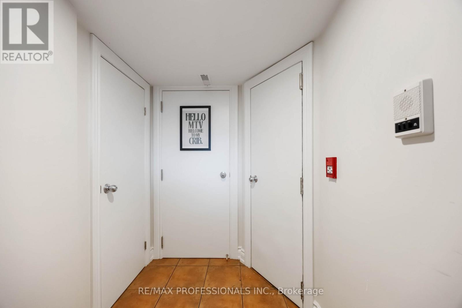 Basement Unit - 2 Afton Avenue Nw, Toronto, Ontario  M6J 1R7 - Photo 3 - C12485281