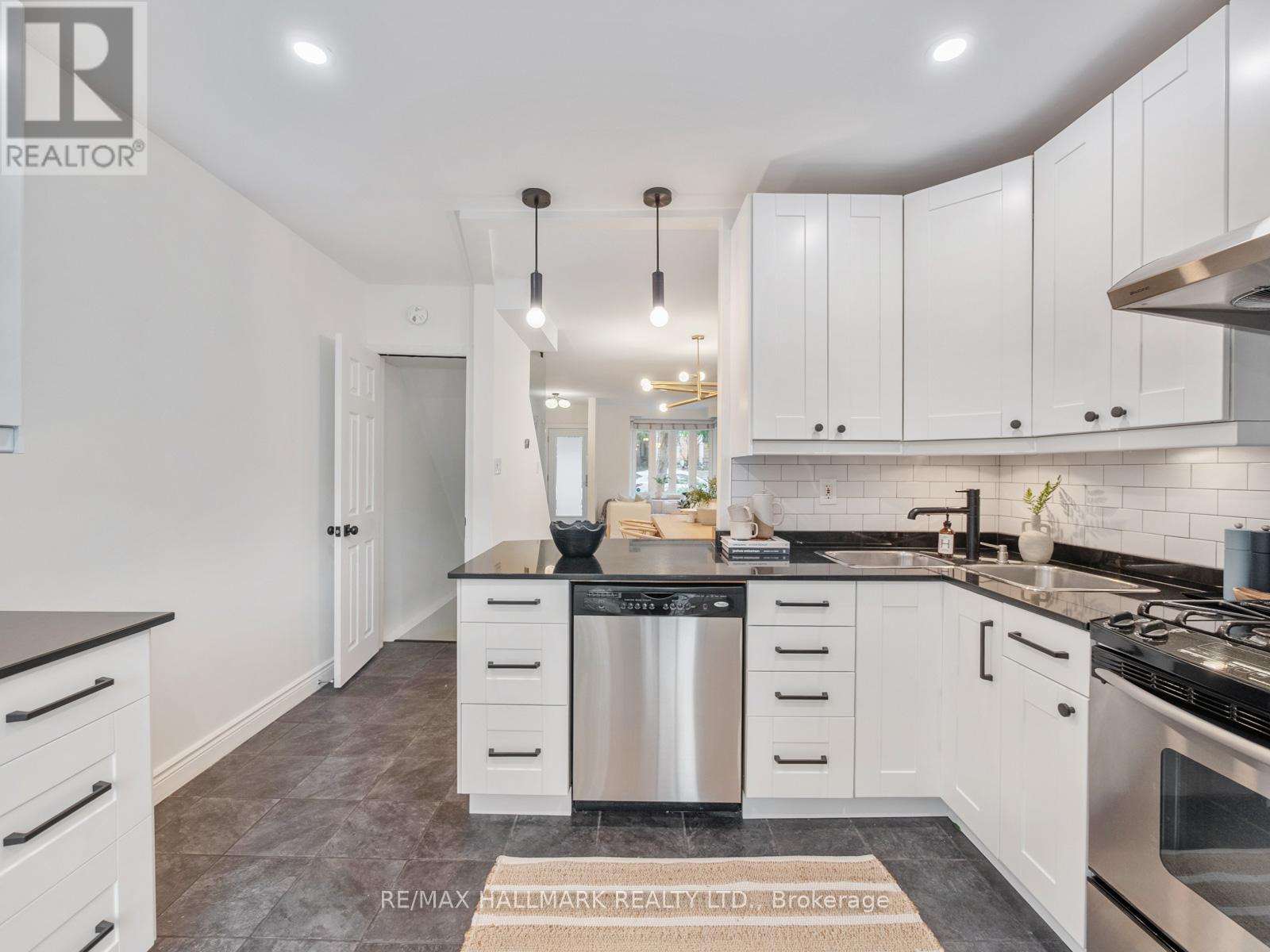 31 Tennis Crescent, Toronto (North Riverdale), Ontario  M4K 1J4 - Photo 15 - E12485207