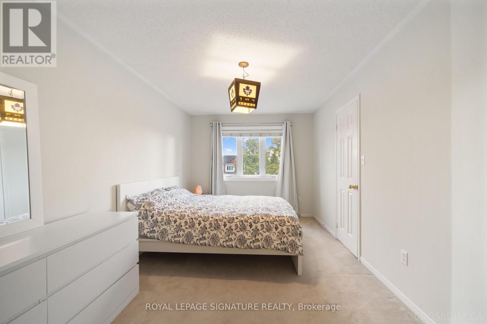 584 Willowick Drive, Newmarket, Ontario  L3X 2A9 - Photo 15 - N12485183