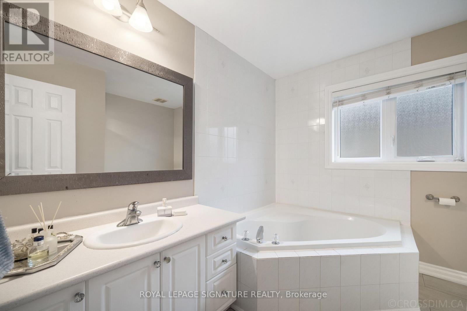 584 Willowick Drive, Newmarket, Ontario  L3X 2A9 - Photo 19 - N12485183