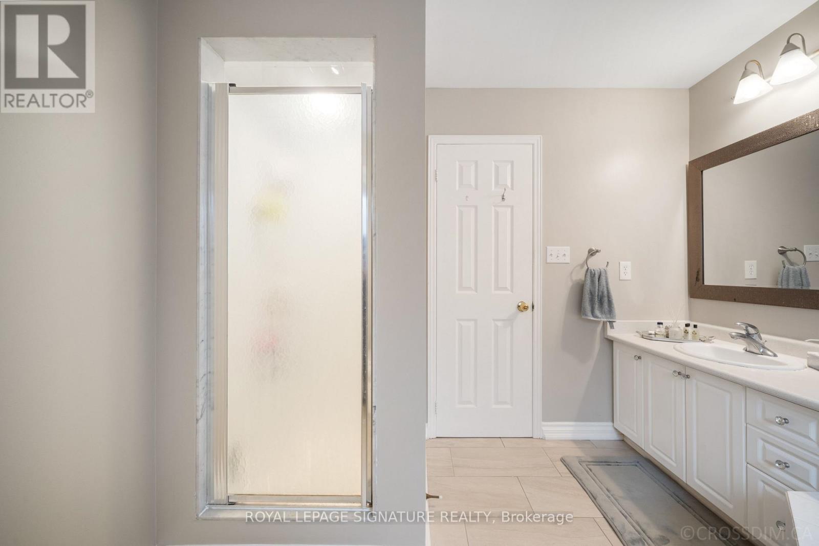 584 Willowick Drive, Newmarket, Ontario  L3X 2A9 - Photo 21 - N12485183