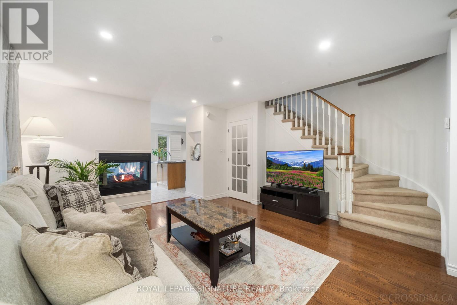 584 Willowick Drive, Newmarket, Ontario  L3X 2A9 - Photo 4 - N12485183