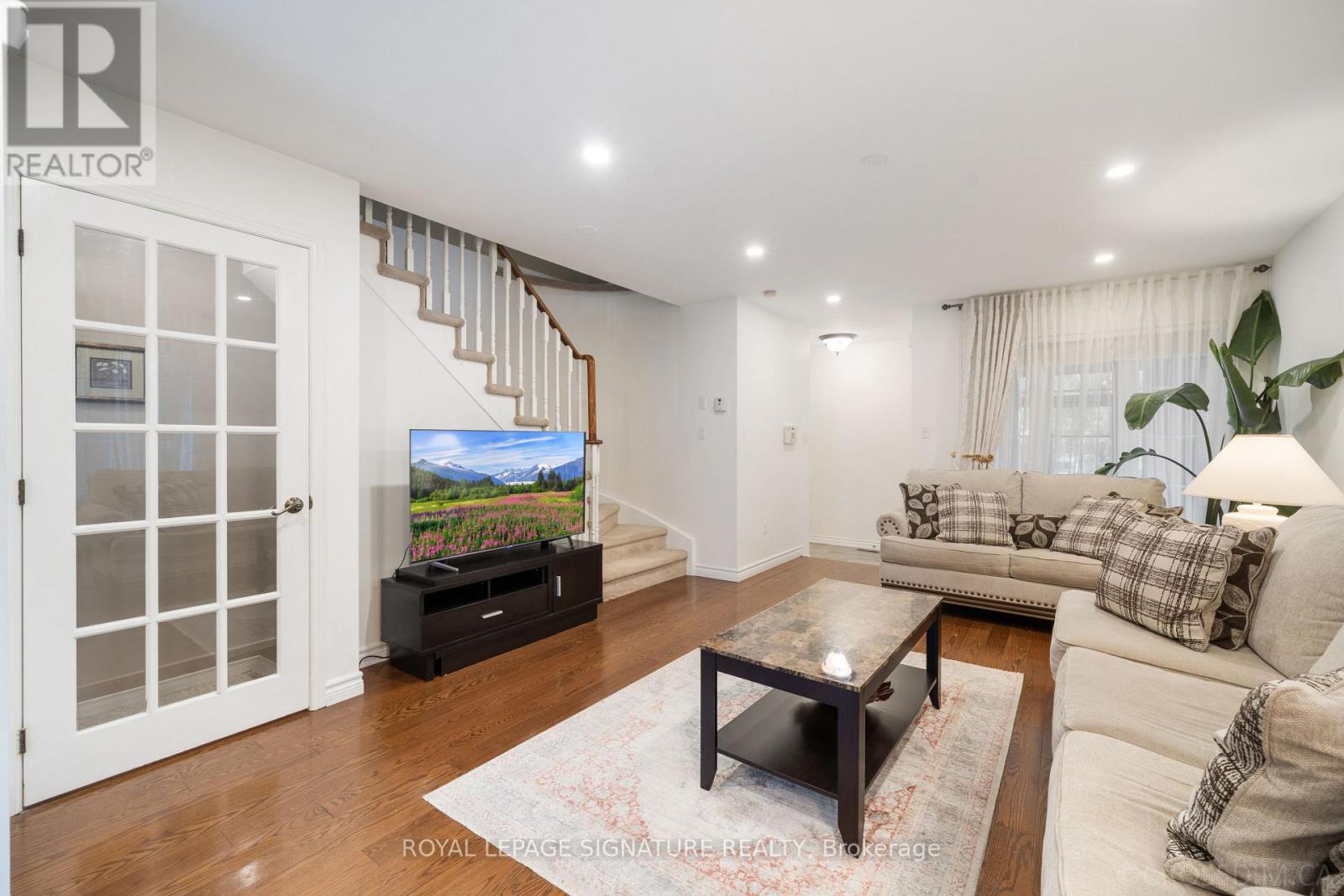 584 Willowick Drive, Newmarket, Ontario  L3X 2A9 - Photo 5 - N12485183