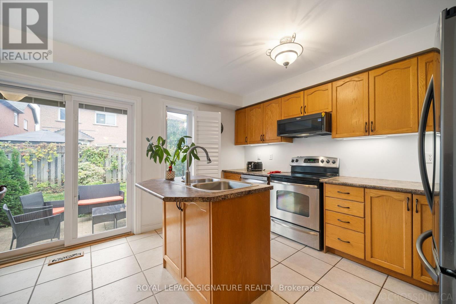 584 Willowick Drive, Newmarket, Ontario  L3X 2A9 - Photo 6 - N12485183