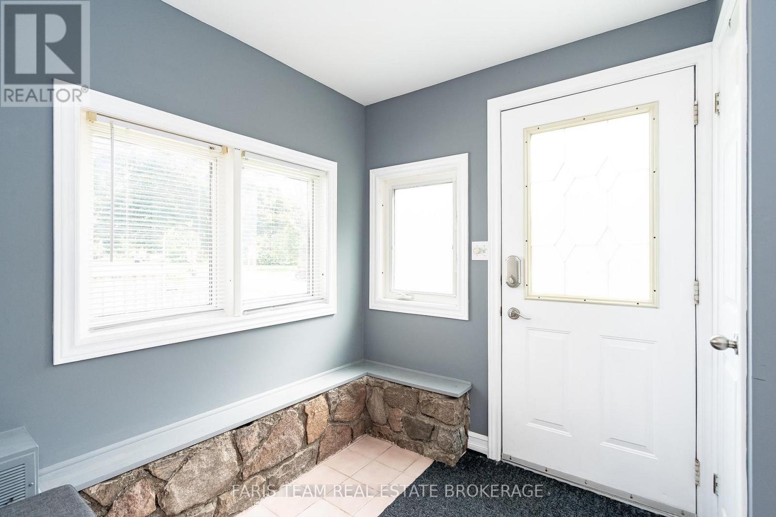 2108 Victoria Street, Innisfil, Ontario  L9S 1K4 - Photo 4 - N12485266