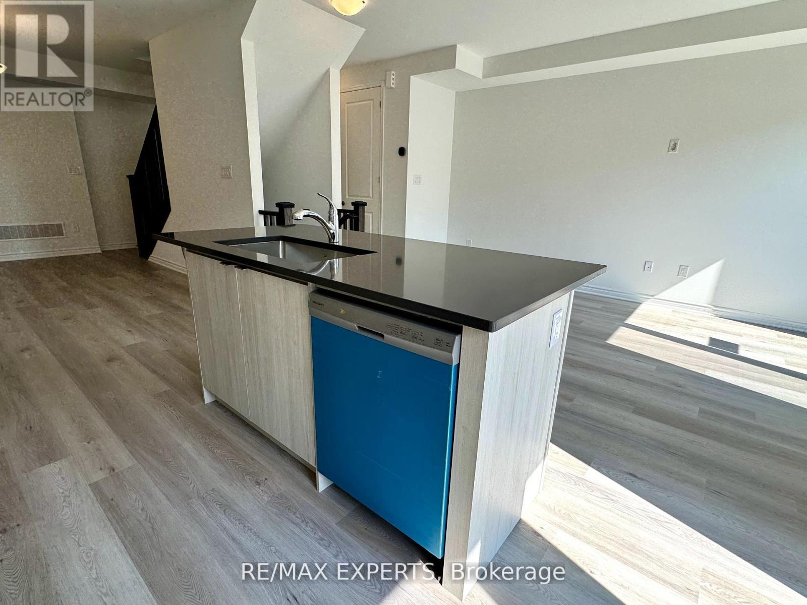 17 Pearen Lane, Barrie, Ontario  L9J 0G5 - Photo 2 - S12485270