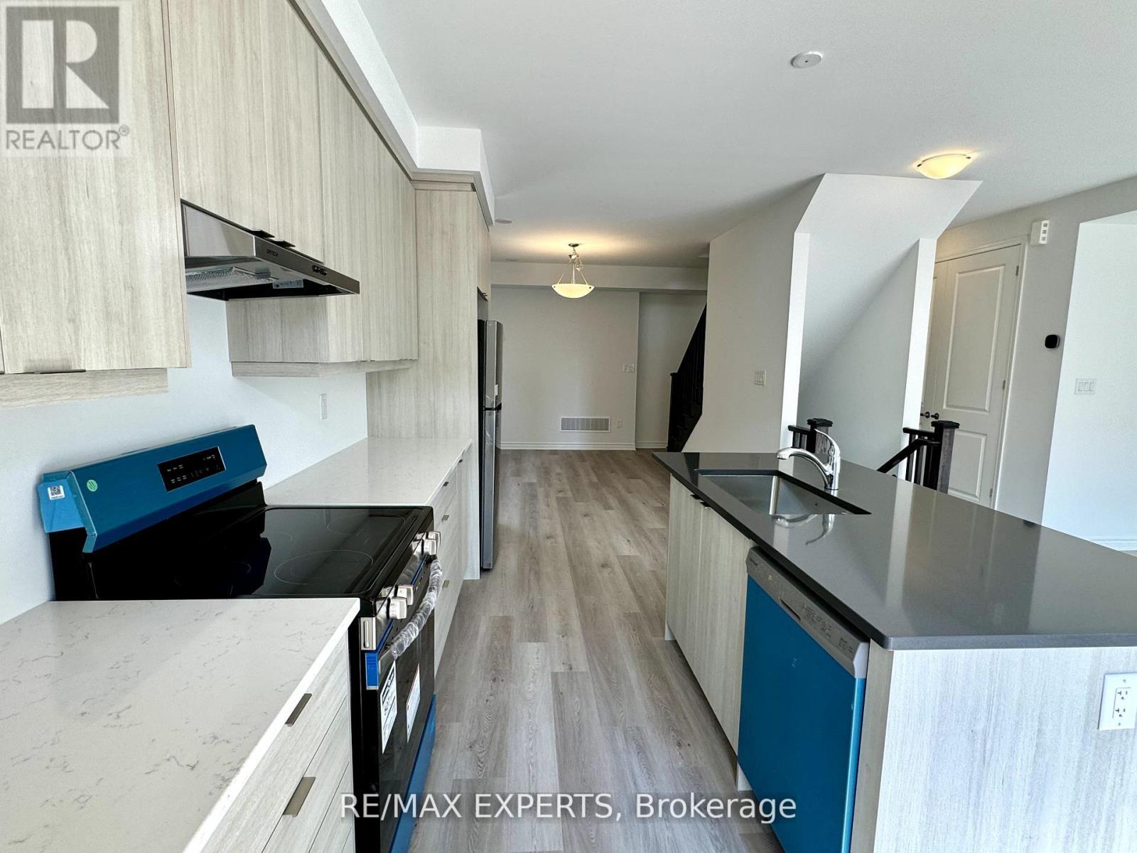 17 Pearen Lane, Barrie, Ontario  L9J 0G5 - Photo 3 - S12485270