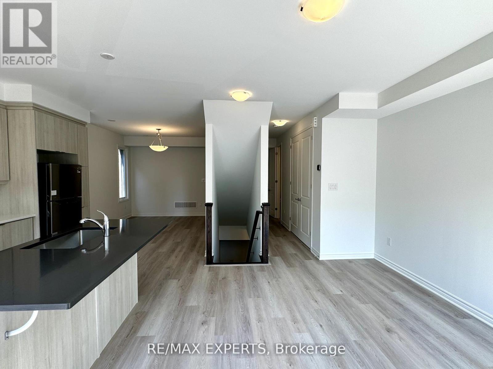 17 Pearen Lane, Barrie, Ontario  L9J 0G5 - Photo 4 - S12485270