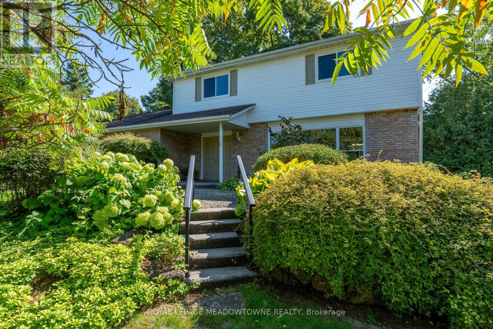 12826 Silvercreek Drive, Halton Hills, Ontario  L7G 4S4 - Photo 3 - W12485171