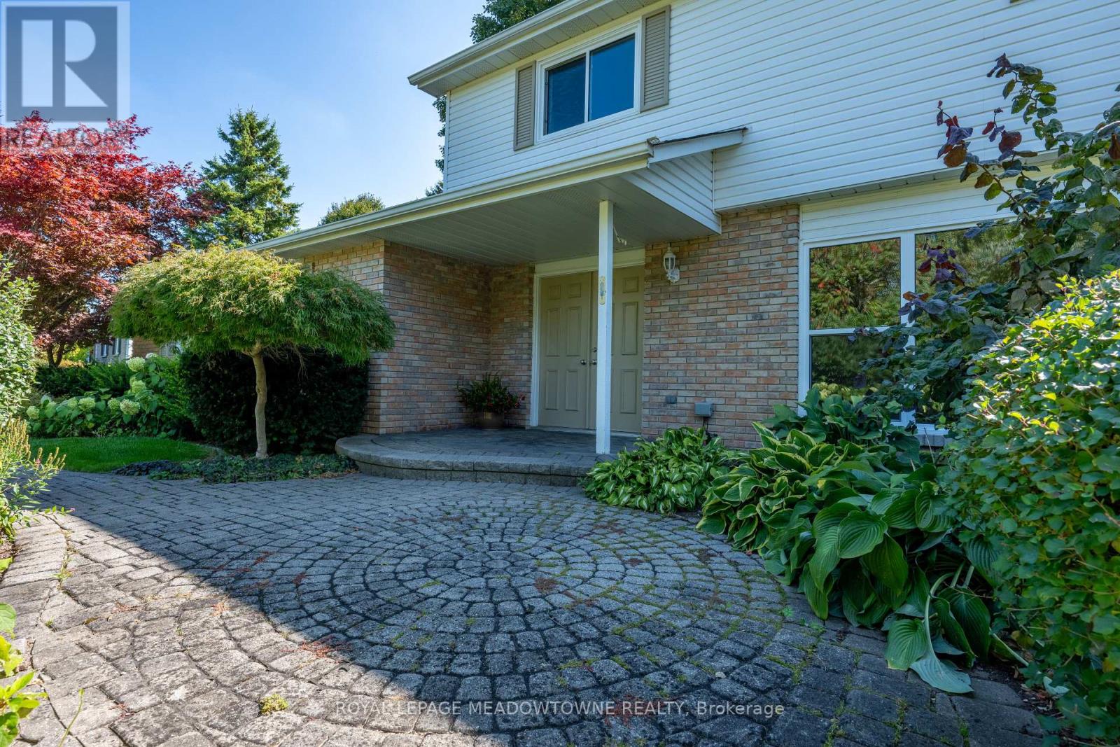 12826 Silvercreek Drive, Halton Hills, Ontario  L7G 4S4 - Photo 4 - W12485171