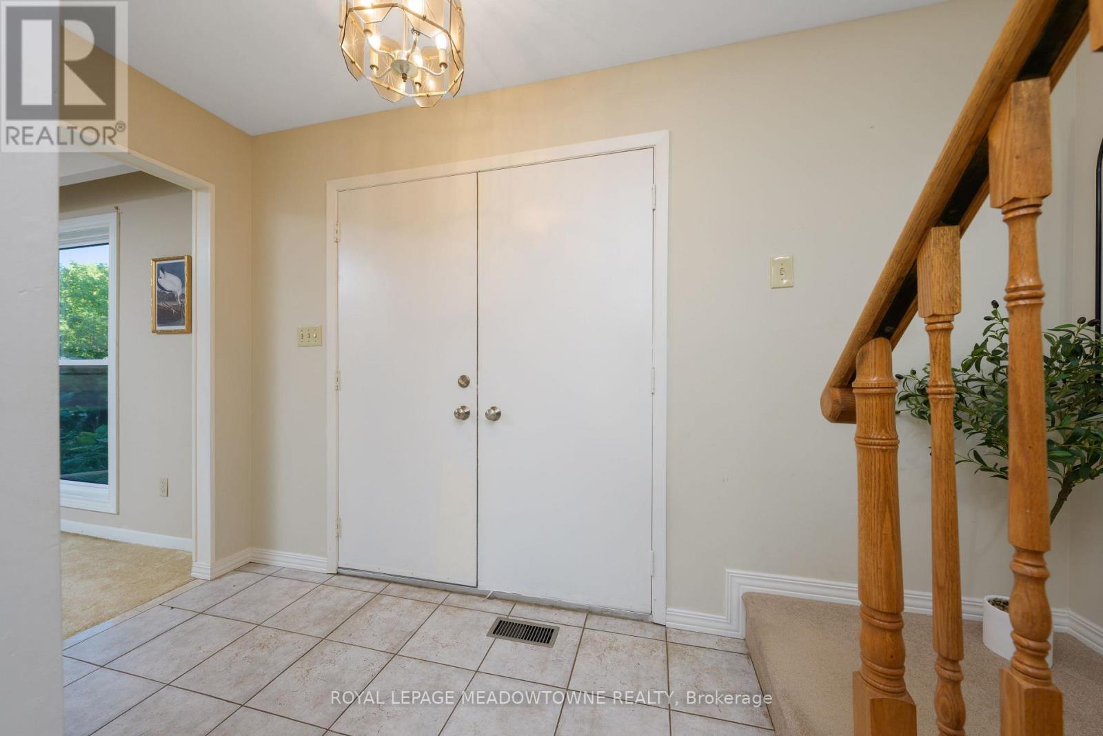 12826 Silvercreek Drive, Halton Hills, Ontario  L7G 4S4 - Photo 5 - W12485171