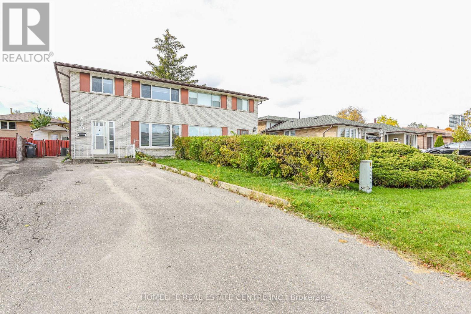 58 Wilton Drive, Brampton, Ontario  L6W 3A1 - Photo 2 - W12485175