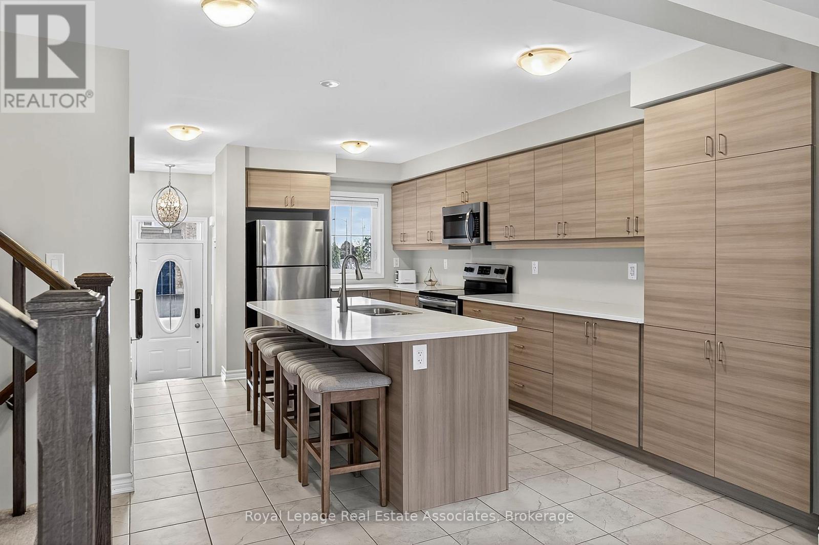 78 Hatt Court, Milton, Ontario  L9T 7K6 - Photo 2 - W12485193