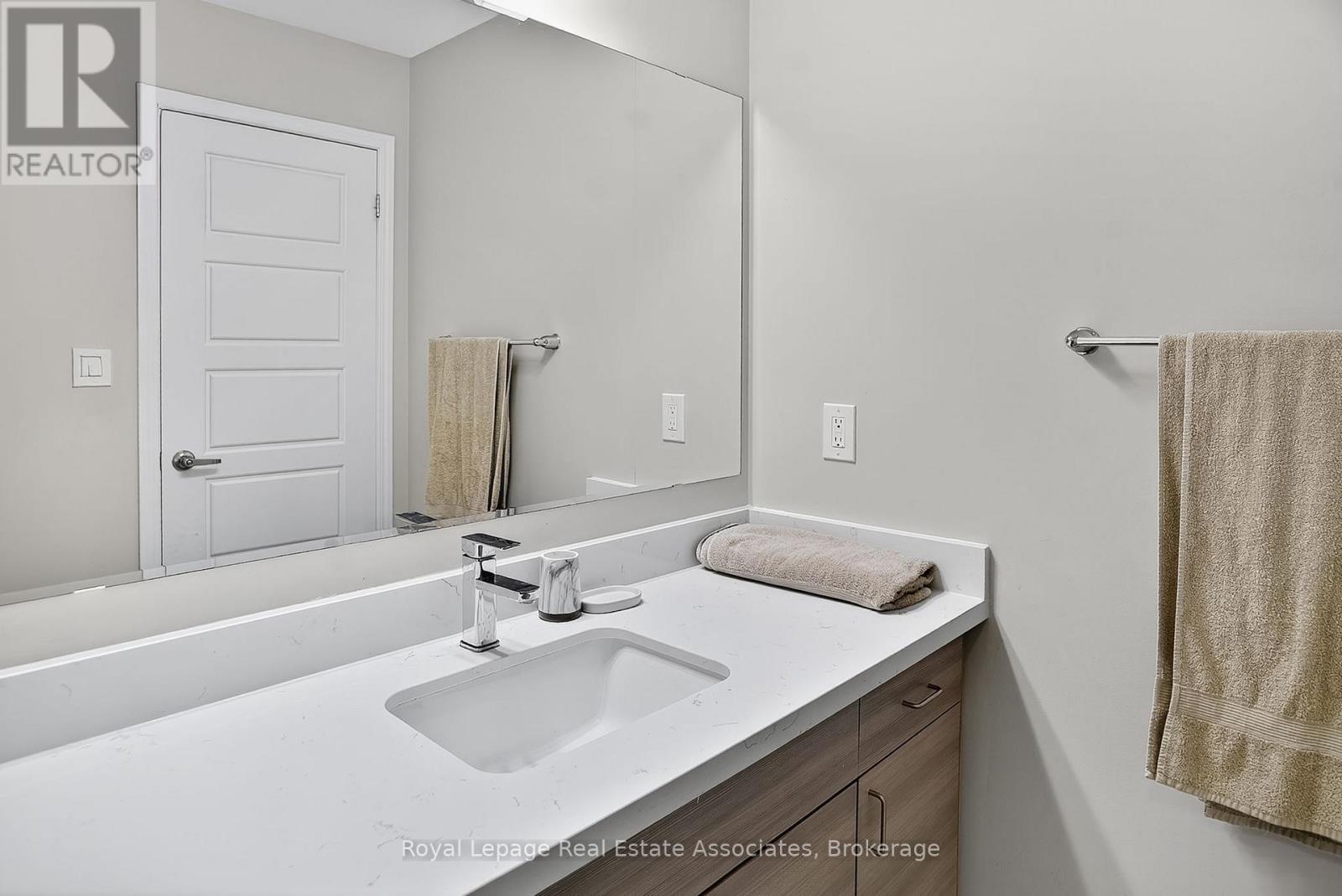 78 Hatt Court, Milton, Ontario  L9T 7K6 - Photo 9 - W12485193