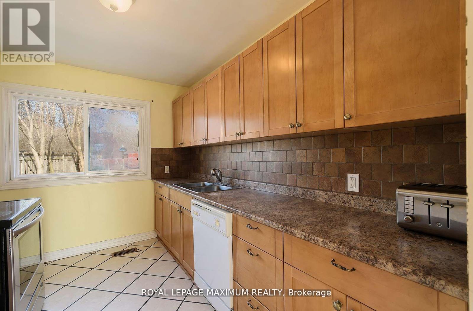 149 Leighland Avenue, Oakville, Ontario  L6H 1B3 - Photo 11 - W12485221