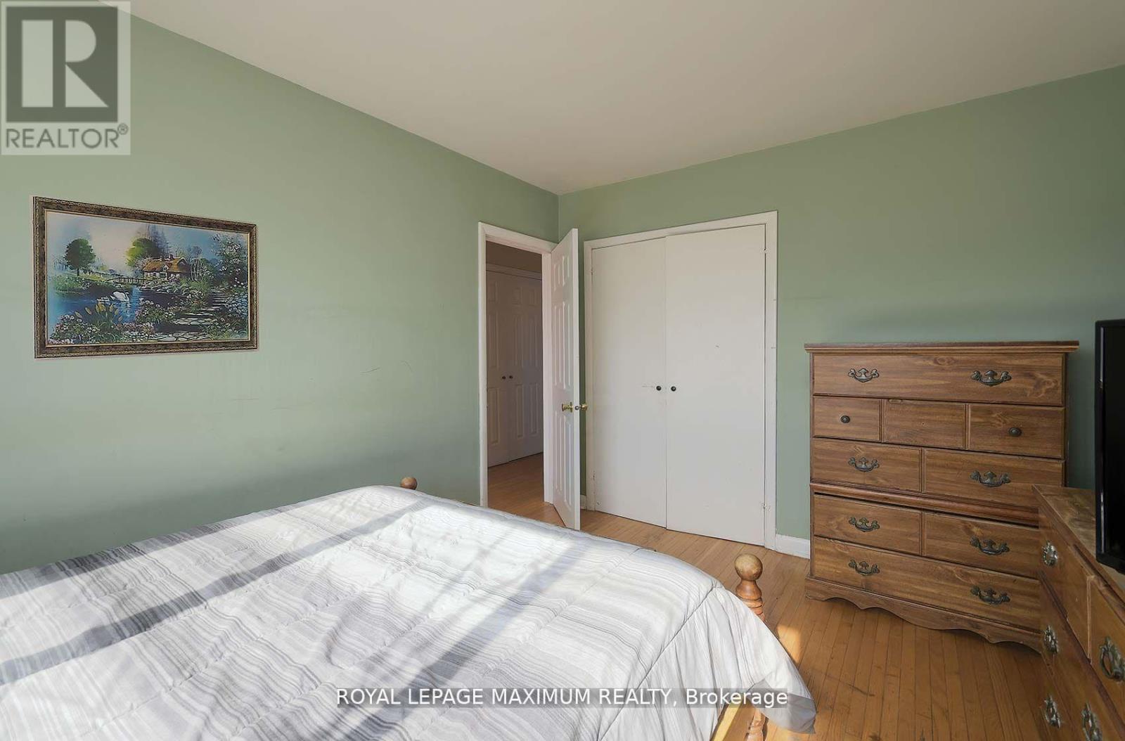 149 Leighland Avenue, Oakville, Ontario  L6H 1B3 - Photo 16 - W12485221