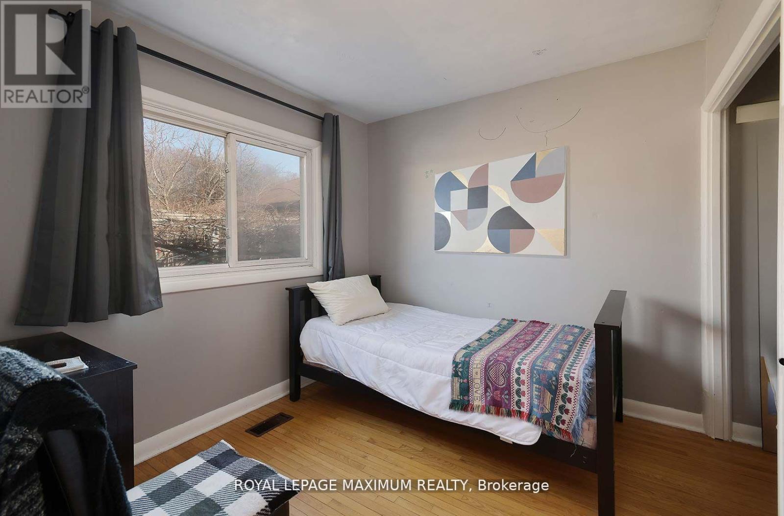 149 Leighland Avenue, Oakville, Ontario  L6H 1B3 - Photo 17 - W12485221