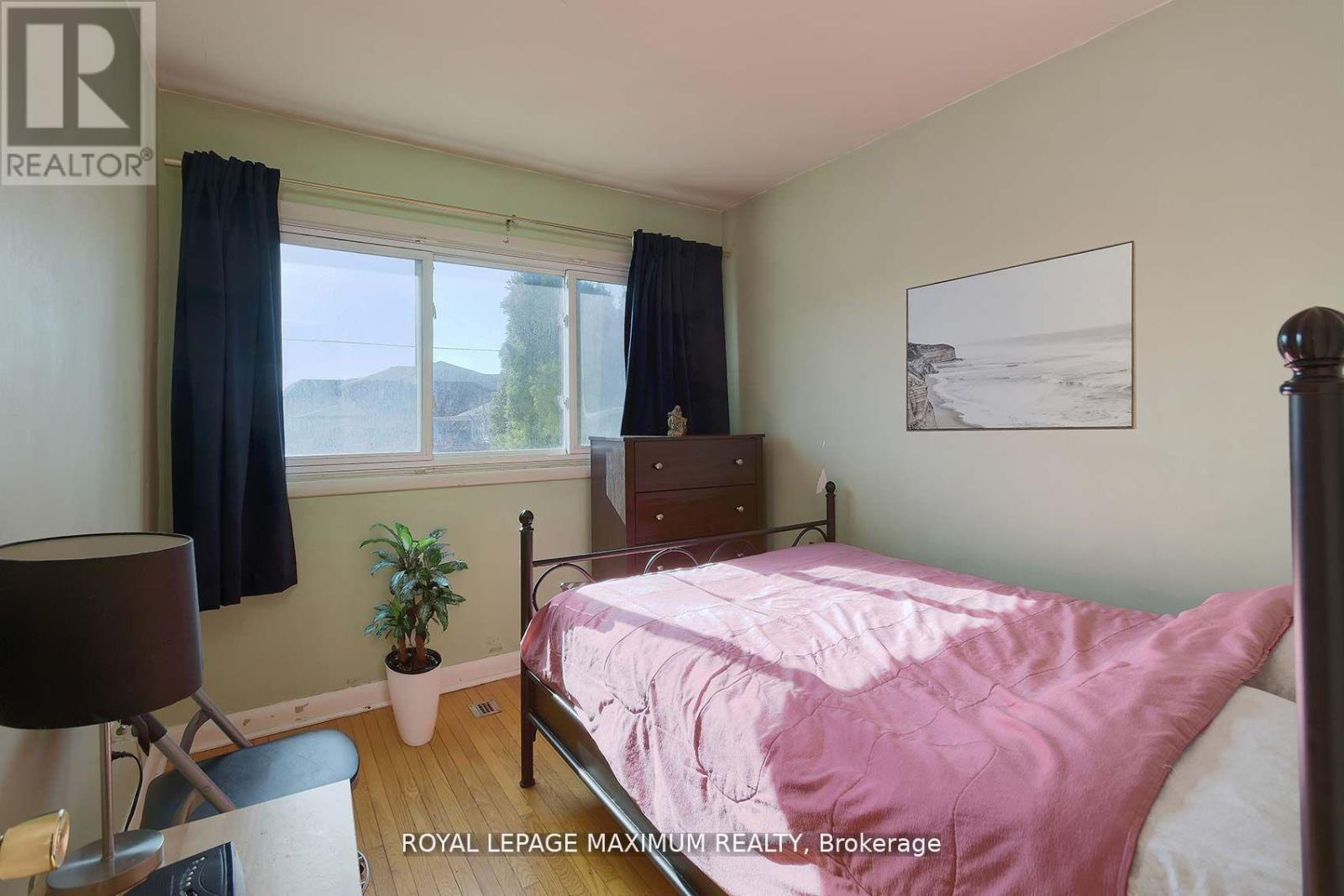 149 Leighland Avenue, Oakville, Ontario  L6H 1B3 - Photo 19 - W12485221