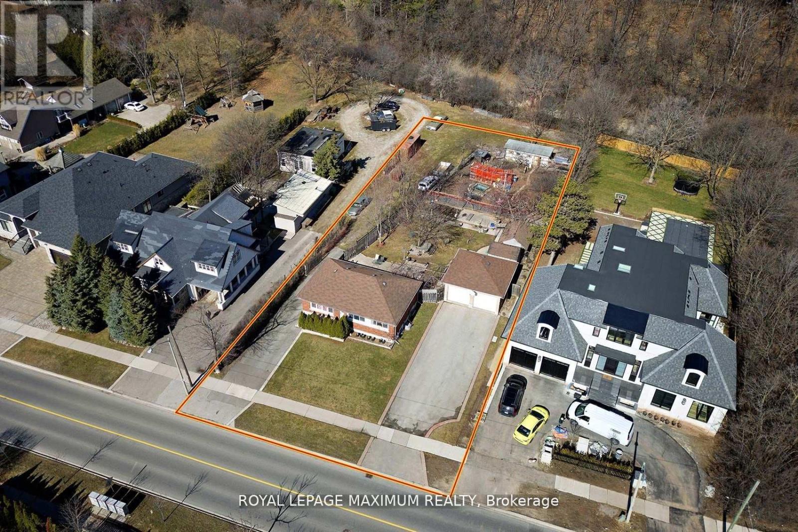 149 Leighland Avenue, Oakville, Ontario  L6H 1B3 - Photo 2 - W12485221