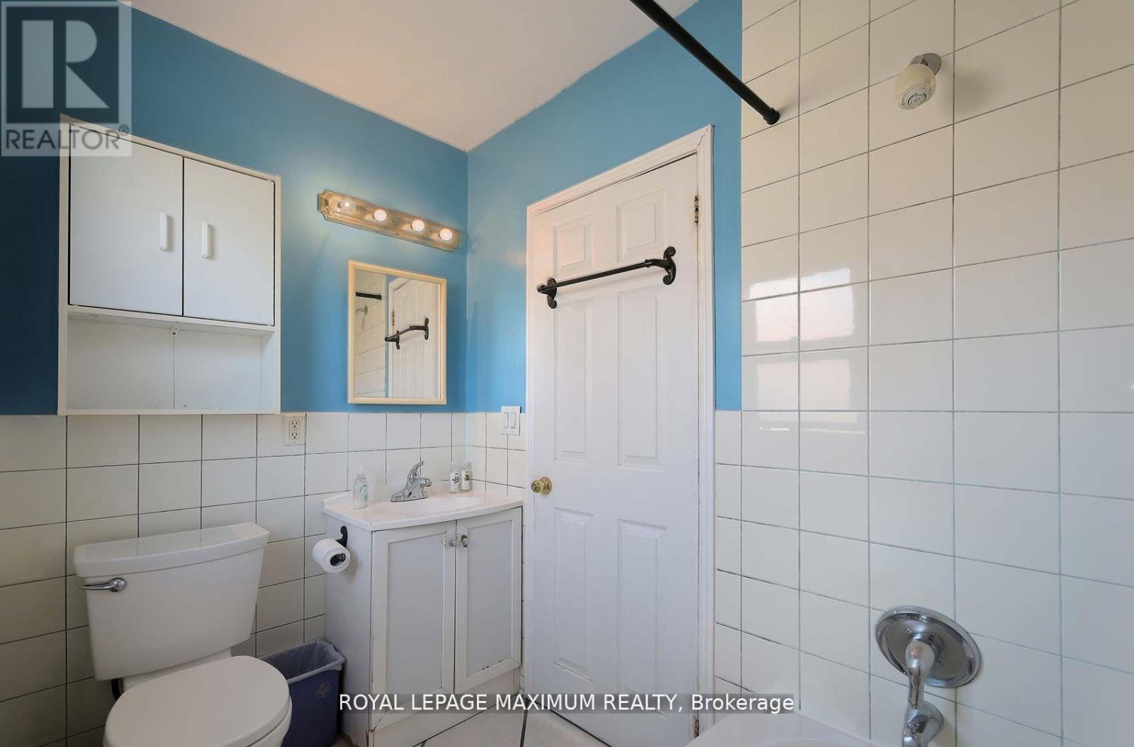 149 Leighland Avenue, Oakville, Ontario  L6H 1B3 - Photo 21 - W12485221