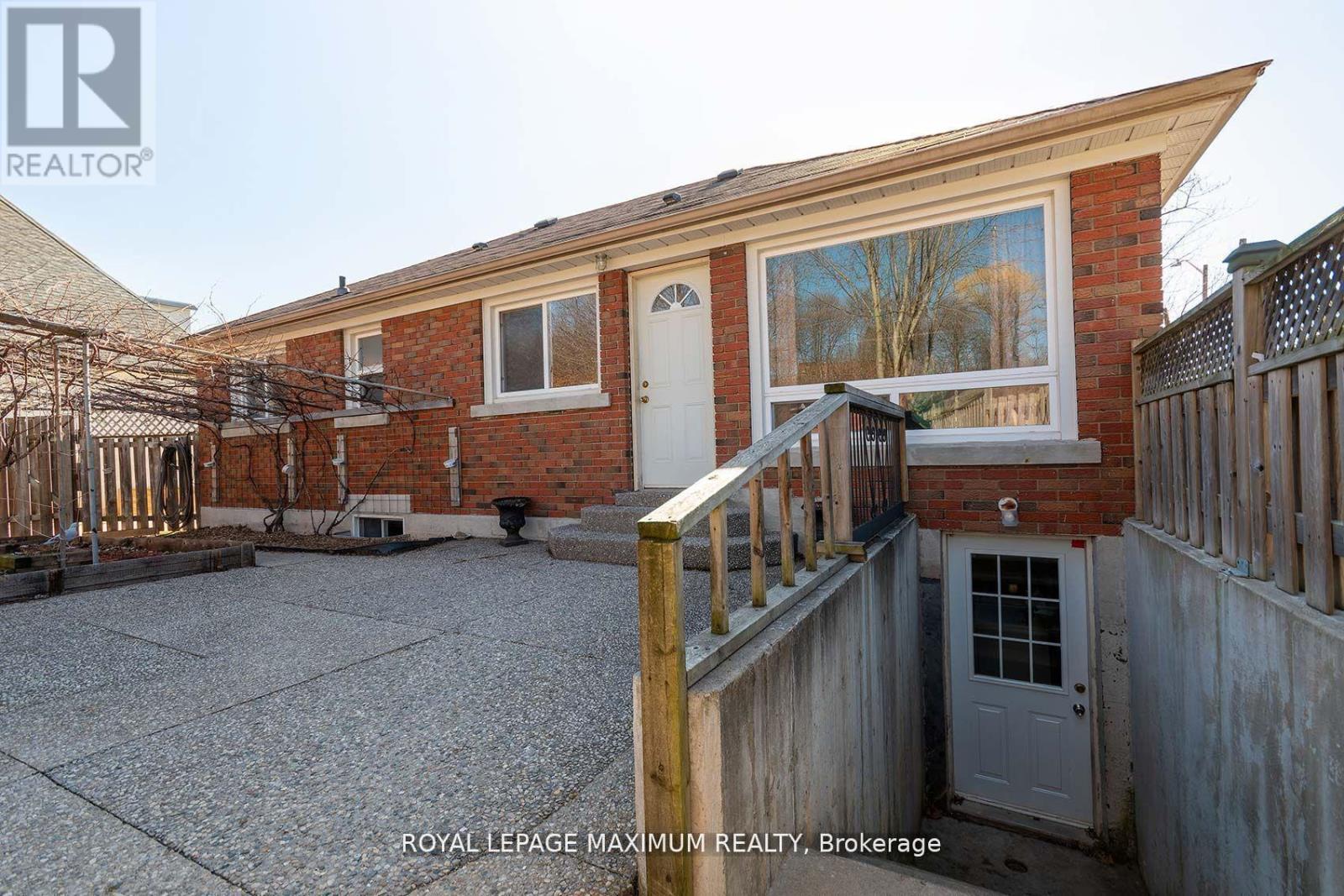 149 Leighland Avenue, Oakville, Ontario  L6H 1B3 - Photo 24 - W12485221