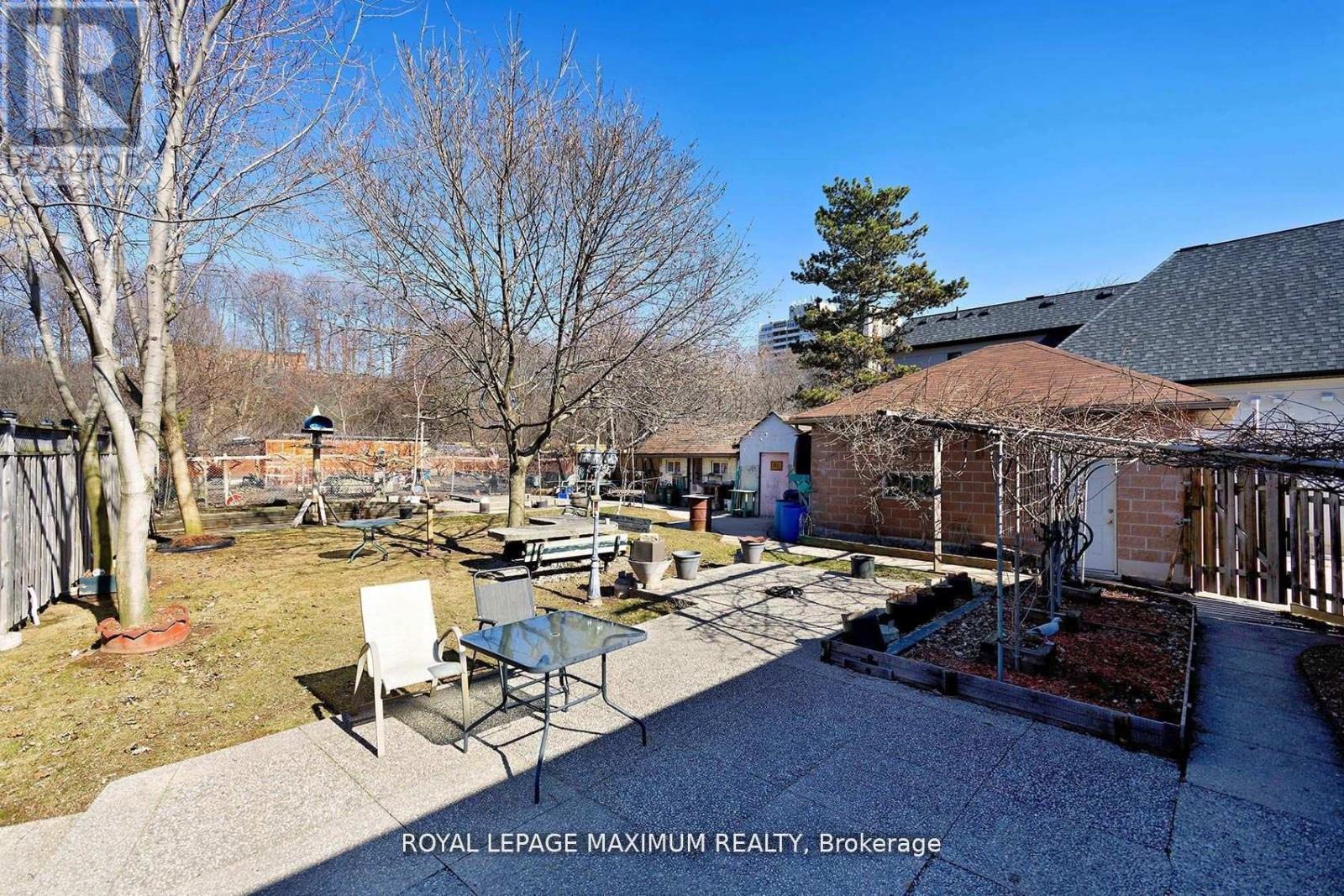 149 Leighland Avenue, Oakville, Ontario  L6H 1B3 - Photo 25 - W12485221