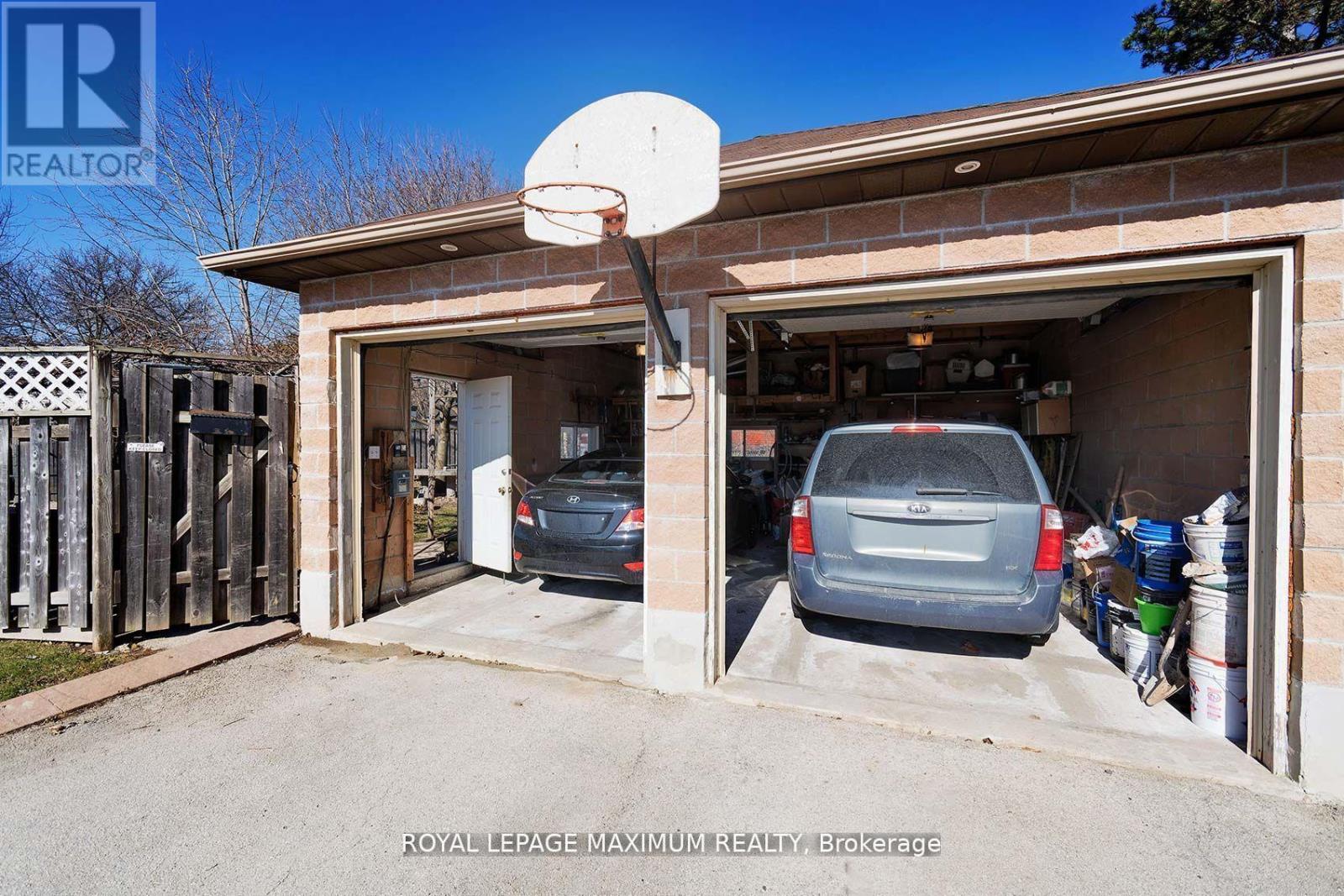 149 Leighland Avenue, Oakville, Ontario  L6H 1B3 - Photo 30 - W12485221