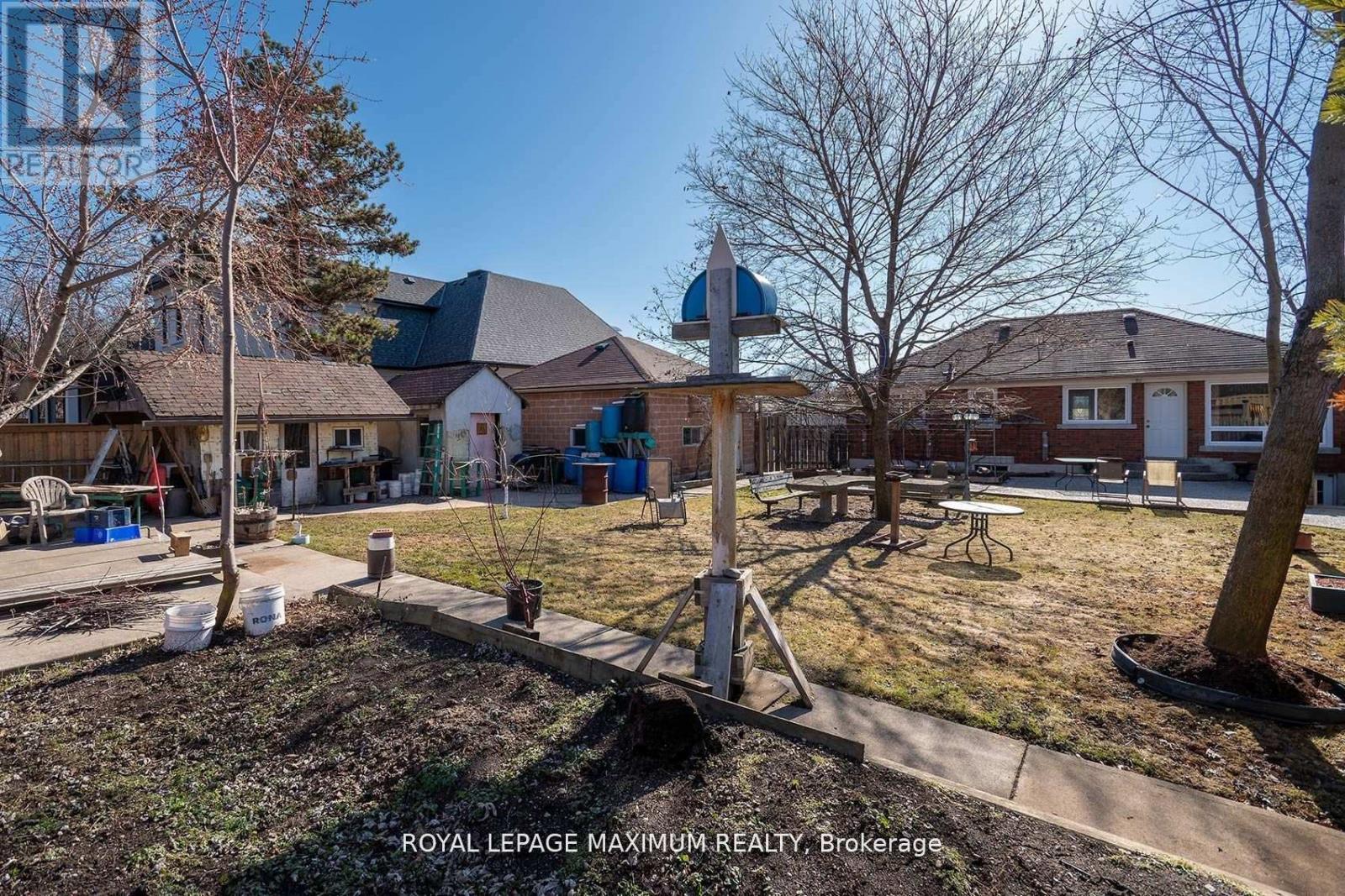 149 Leighland Avenue, Oakville, Ontario  L6H 1B3 - Photo 33 - W12485221