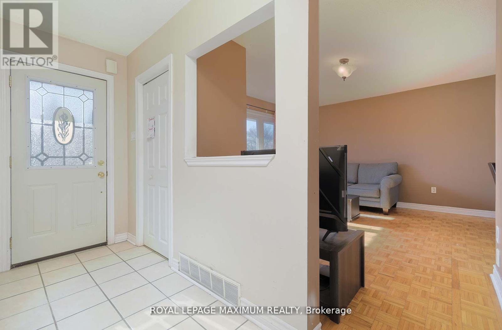 149 Leighland Avenue, Oakville, Ontario  L6H 1B3 - Photo 5 - W12485221