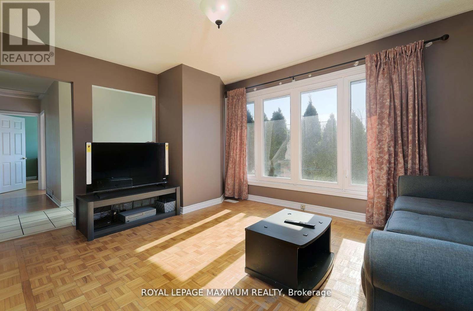 149 Leighland Avenue, Oakville, Ontario  L6H 1B3 - Photo 8 - W12485221