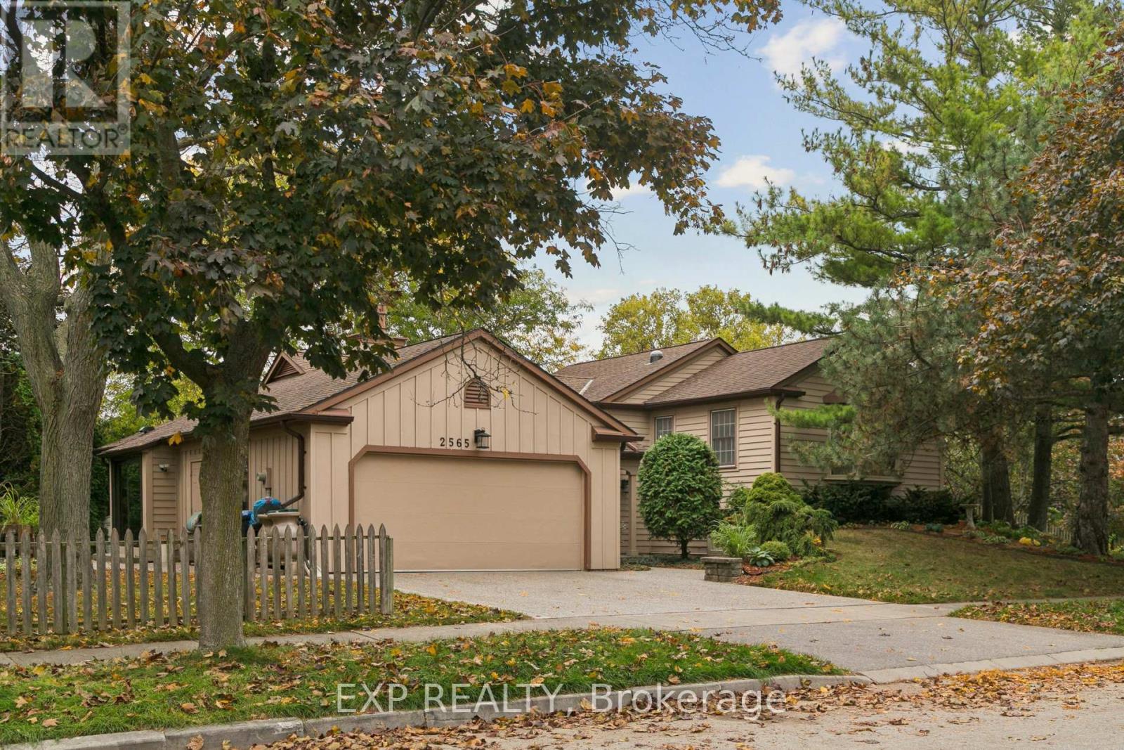 2565 Claymore Crescent, Mississauga, Ontario  L5C 3A2 - Photo 2 - W12485232