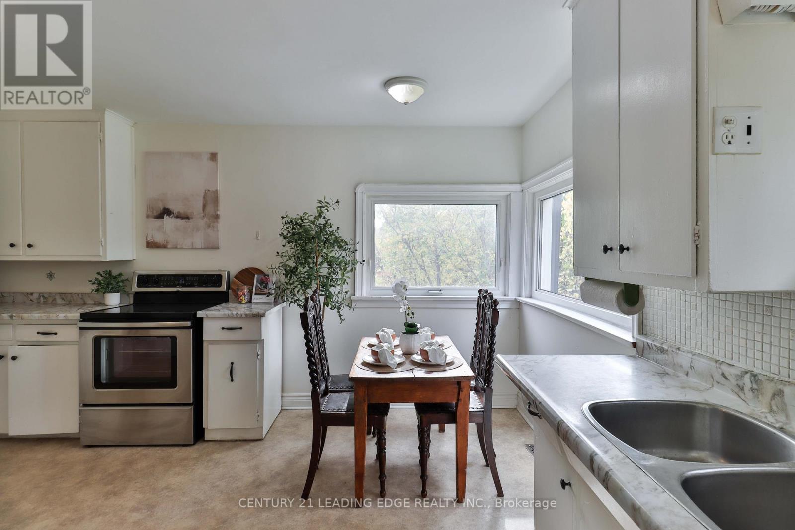 8 Landour Avenue, Toronto, Ontario  M6M 4J4 - Photo 14 - W12485253