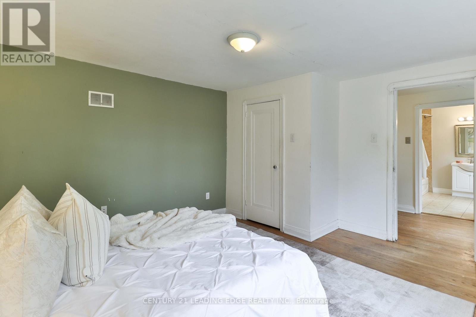 8 Landour Avenue, Toronto, Ontario  M6M 4J4 - Photo 18 - W12485253