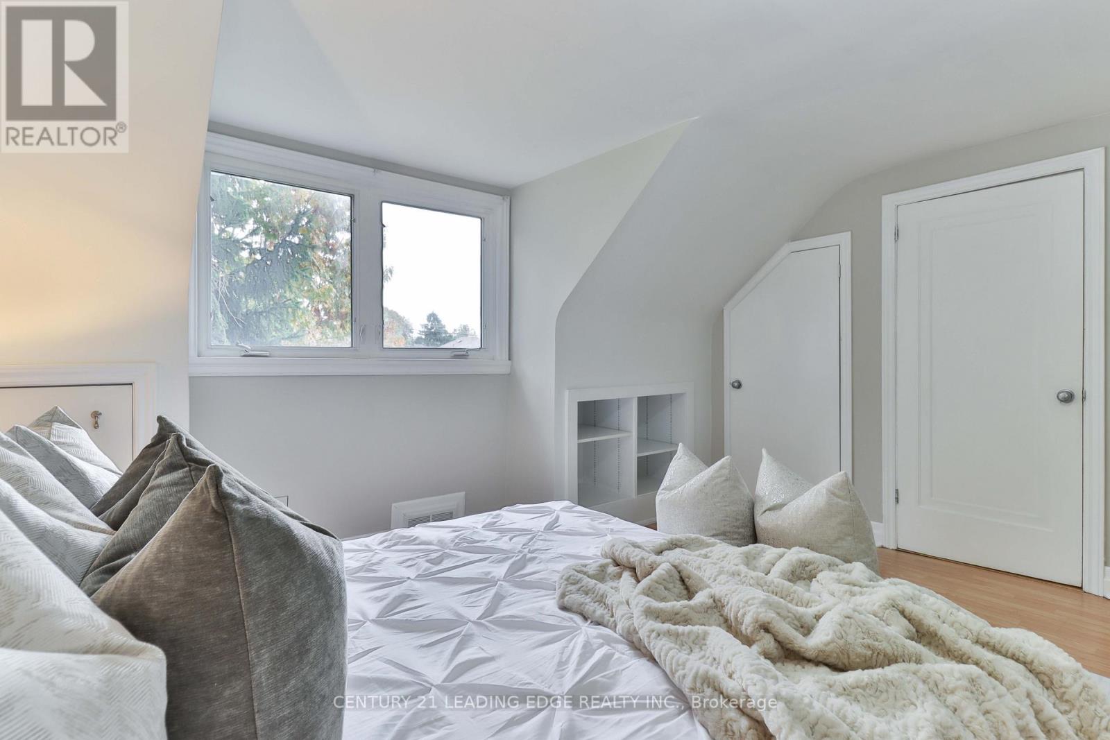 8 Landour Avenue, Toronto, Ontario  M6M 4J4 - Photo 23 - W12485253