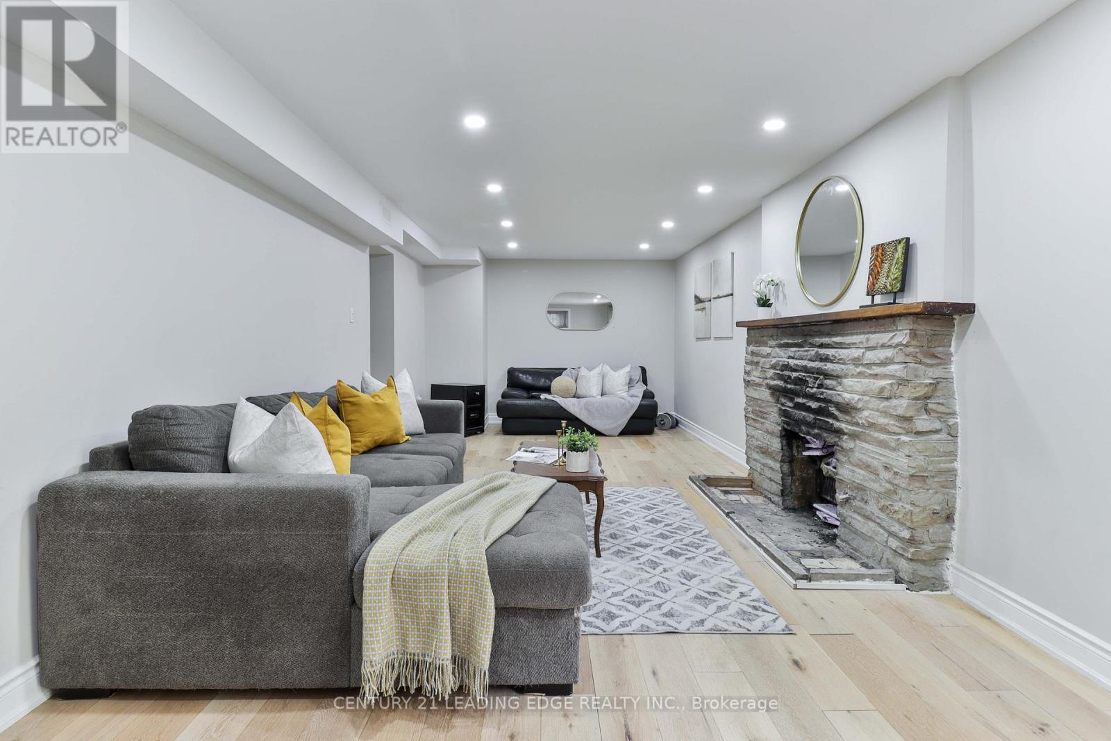 8 Landour Avenue, Toronto, Ontario  M6M 4J4 - Photo 27 - W12485253