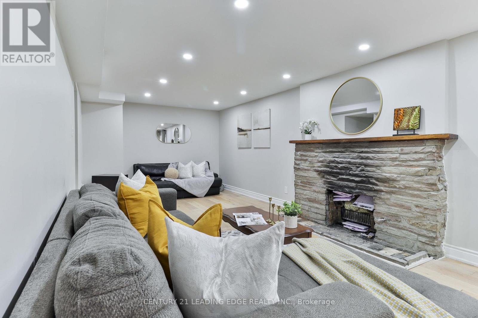 8 Landour Avenue, Toronto, Ontario  M6M 4J4 - Photo 28 - W12485253