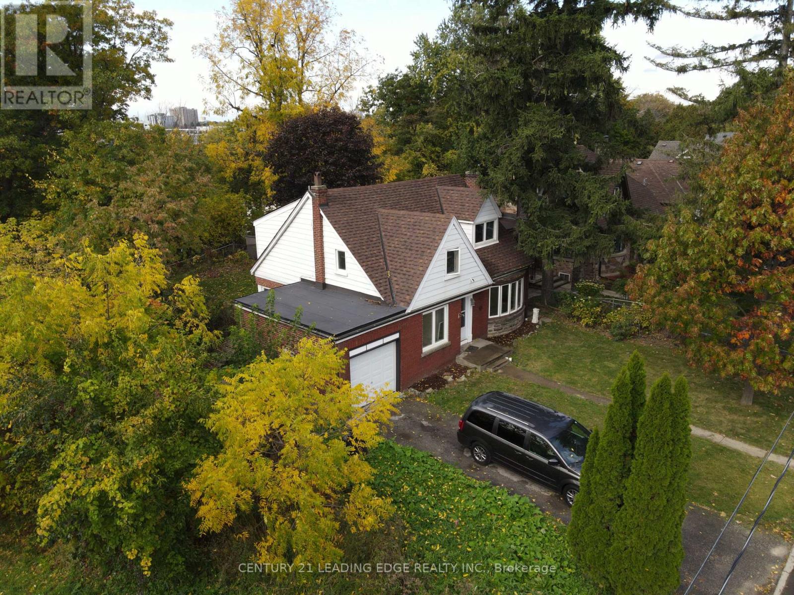 8 Landour Avenue, Toronto, Ontario  M6M 4J4 - Photo 37 - W12485253