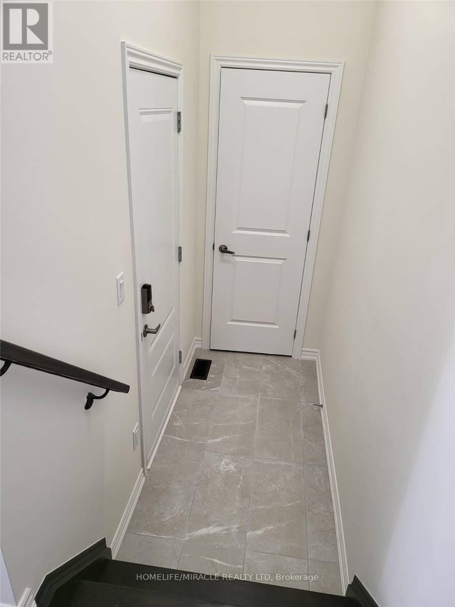 21 Purple Sage Drive, Brampton, Ontario  L6P 4N9 - Photo 5 - W12485282