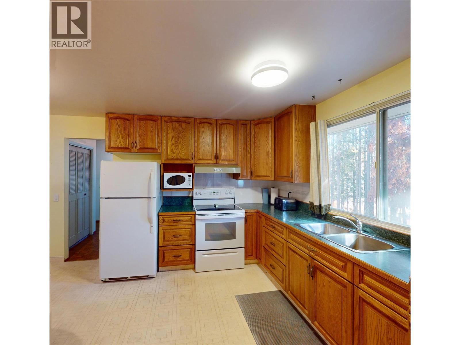 764 Fording Drive, Elkford, British Columbia  V0B 1H0 - Photo 3 - 10366783