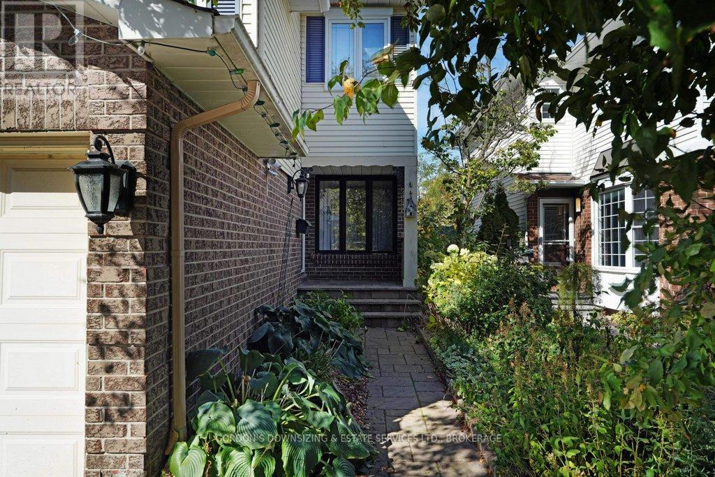 30 Chickasaw Crescent, Ottawa, Ontario  K2M 1M5 - Photo 4 - X12485489